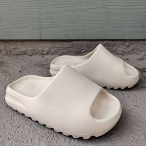 Yeezy Slide Sandals in Off-White/Cream
